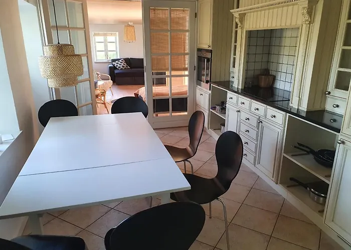 Slotsgaardens Feriegard. Daire Jels